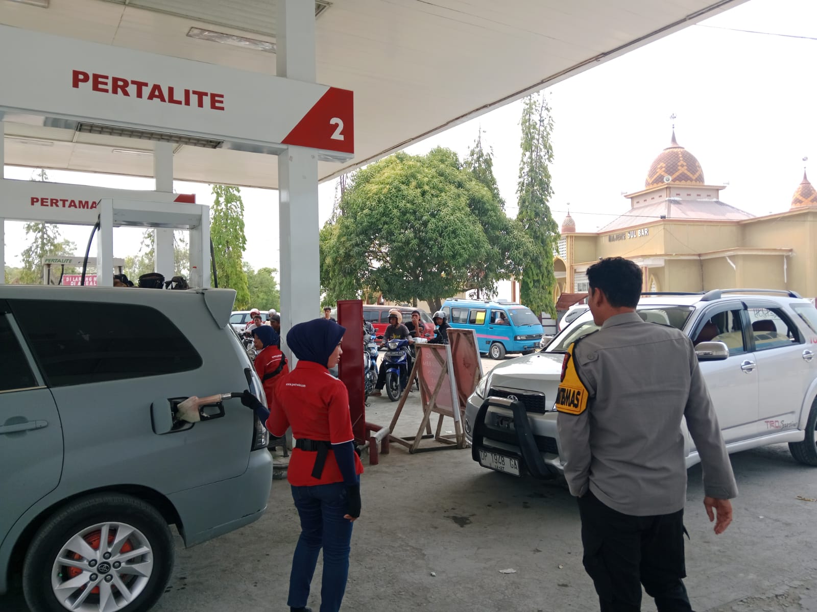 Polisi Bersama Masyarakat, Polsek Banggae Jaga Ketertiban Pengisian BBM di SPBU Rangas