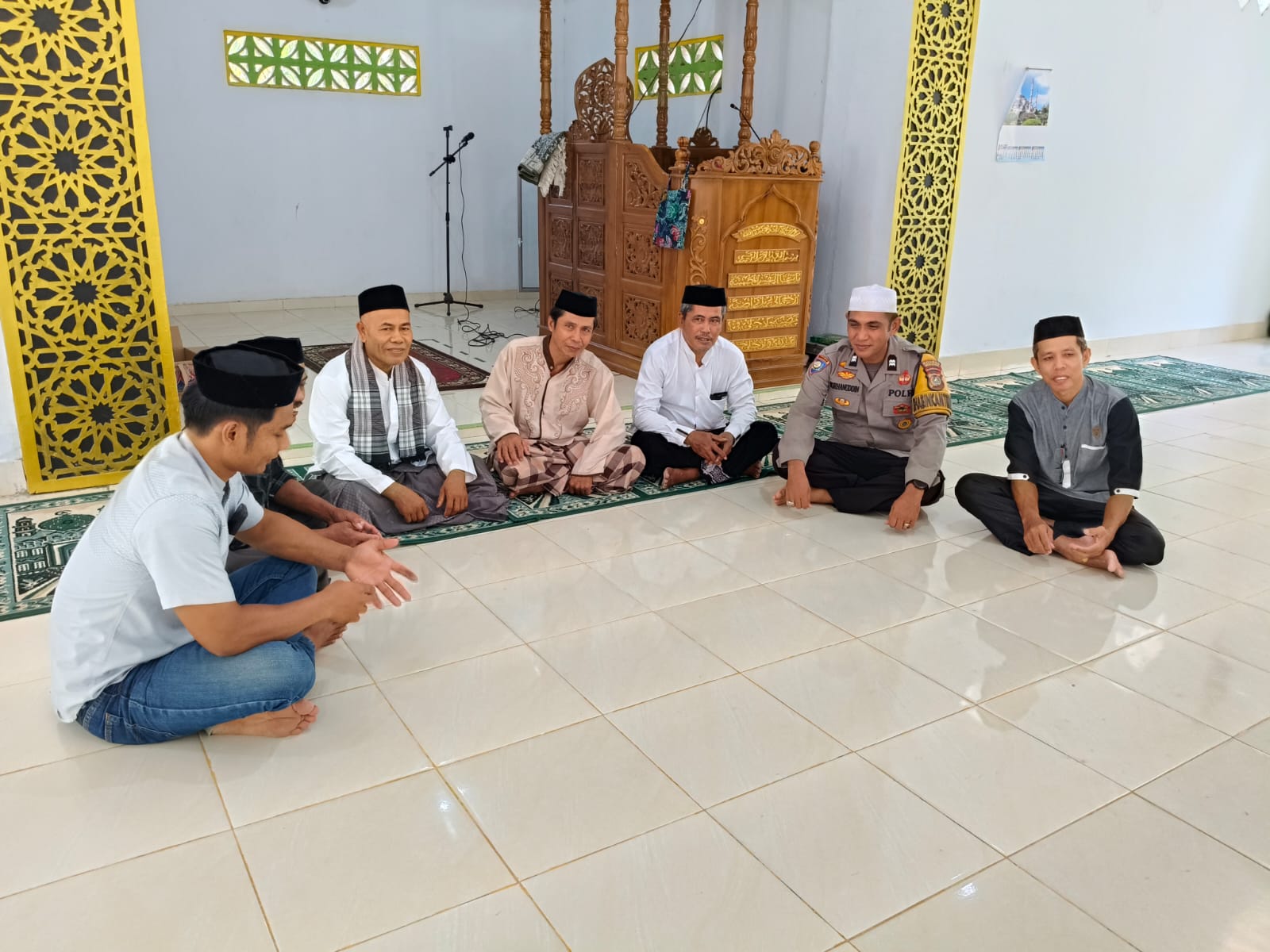 Polisi Bersama Masyarakat, Bhabinkamtibmas Polsek Banggae Rangkul Jamaah untuk Jaga Majene Tetap Kondusif