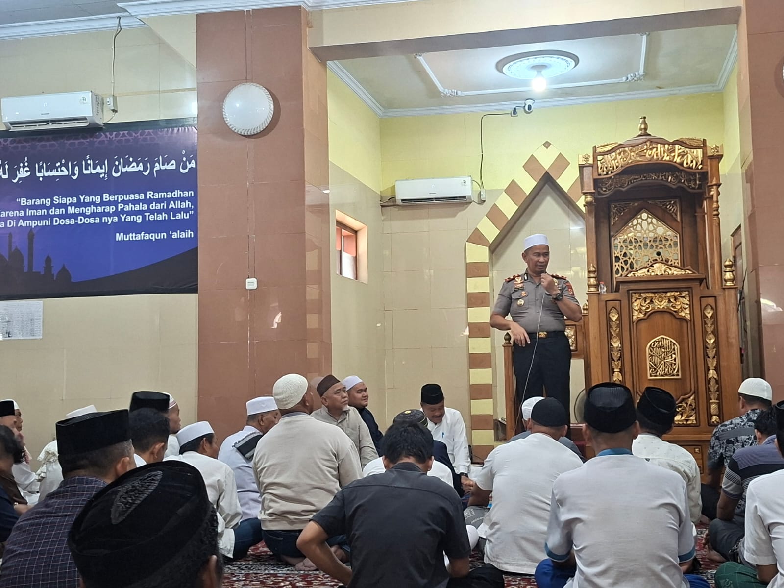 Jumat Keliling di Masjid Raya Zaenal Abidin, Wakapolres Majene Serap Aspirasi Warga soal Kamtibmas