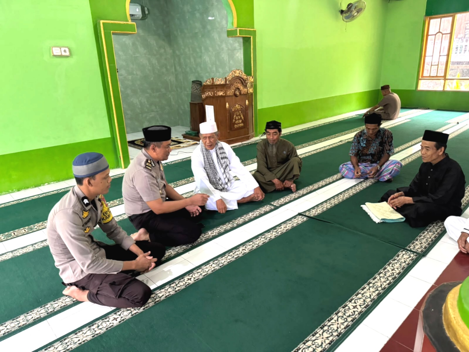 Pererat Silaturahmi, Kapolsek Pamboang Serap Aspirasi Warga Lewat Jumat Keliling
