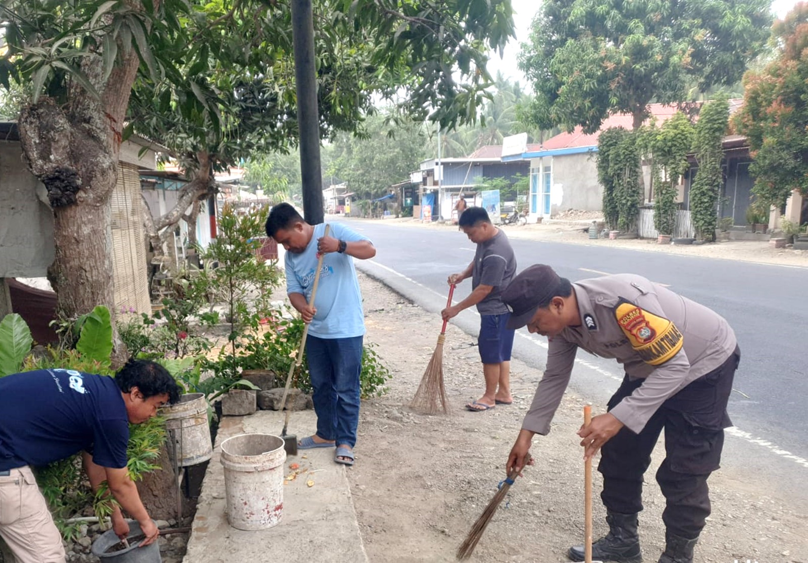 Wujudkan Desa Bersih dan Asri, Polsek Sendana Gandeng Warga dalam Aksi Green Policing