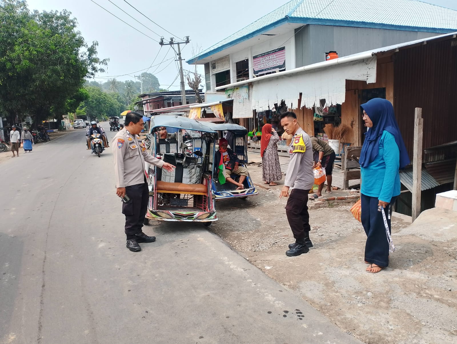 Pastikan Pasar Tetap Aman, Polsek Pamboang Gencarkan Patroli Kamtibmas Pagi Hari