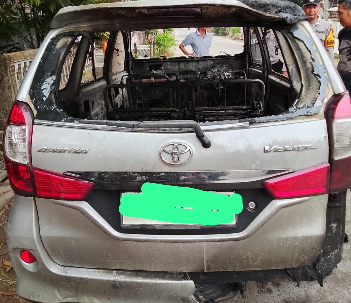Perbaiki Tape dan Lampu, Avanza di Polman Terbakar