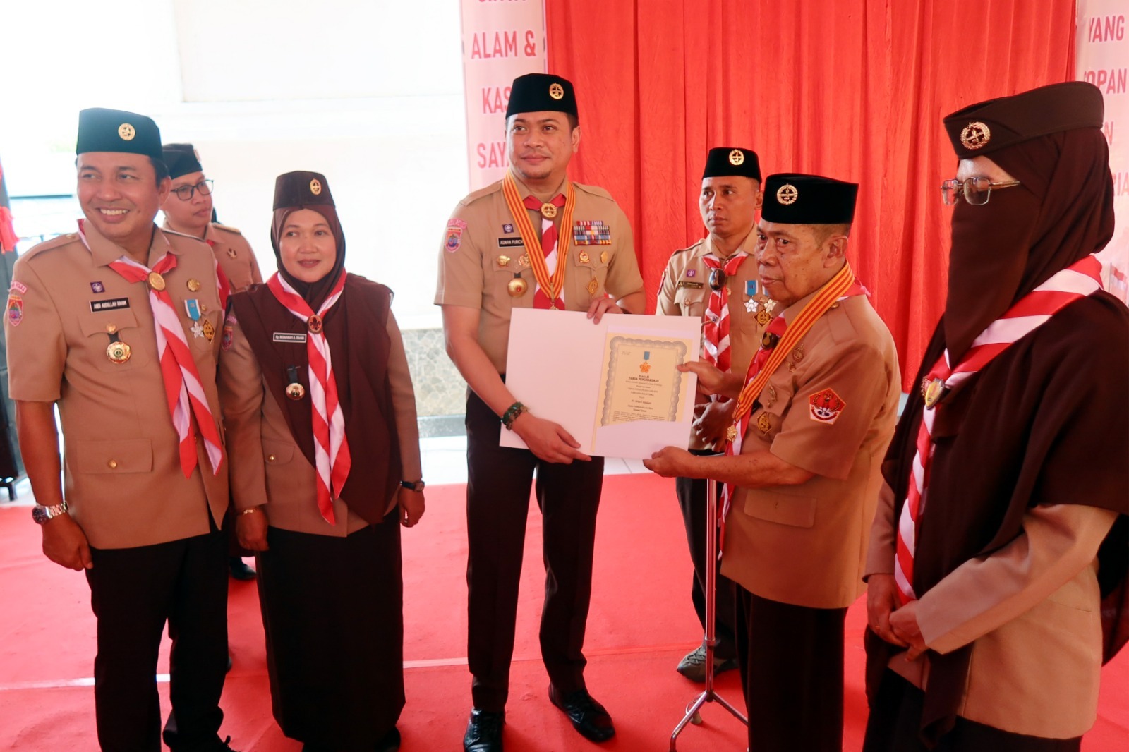Dedikasi Berbuah Manis, Dua Pembina Gerakan Pramuka Luwu Utara Terima Tanda Penghargaan dari Kwartir Nasional