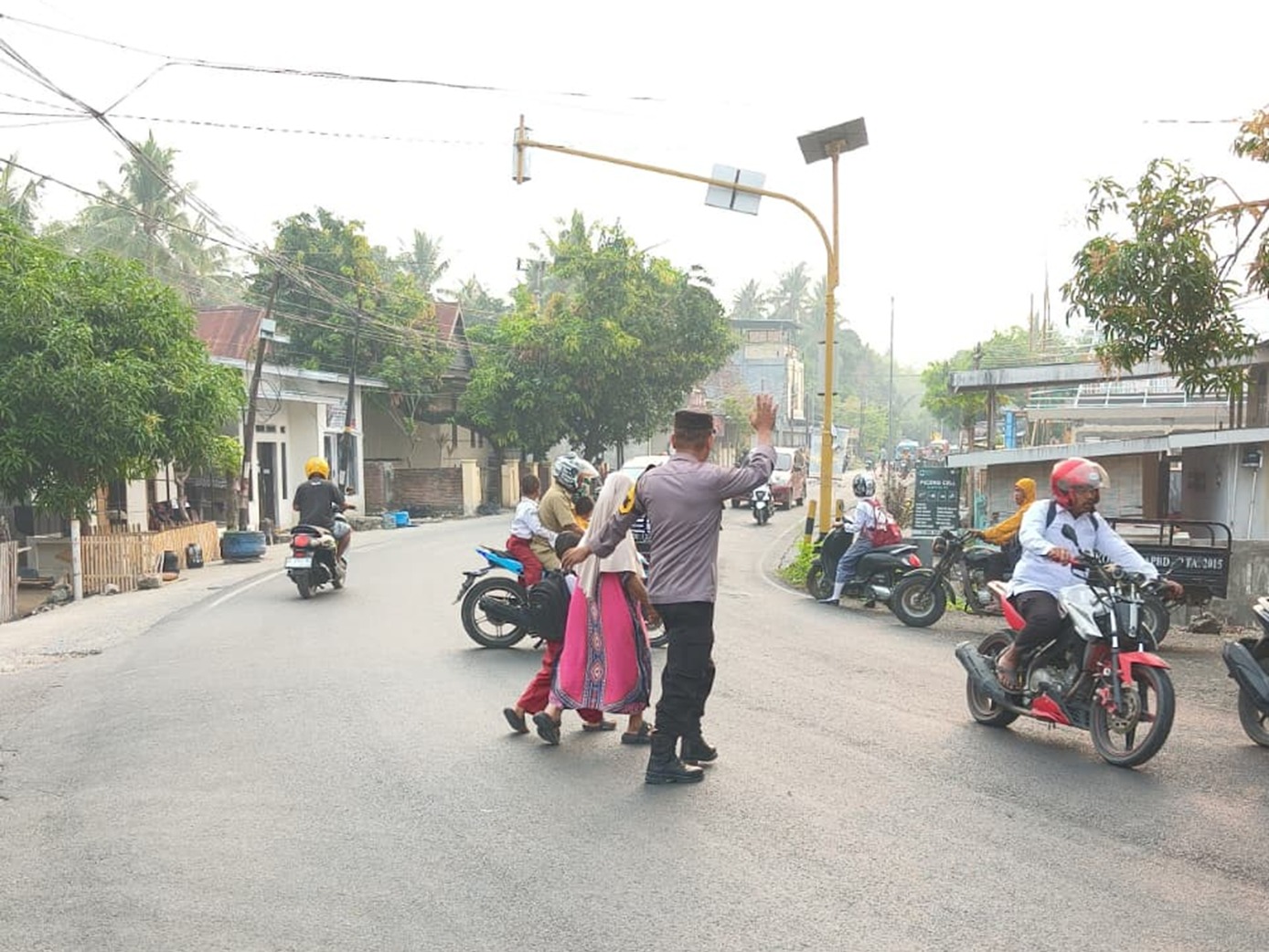 Commander Wish Pagi, Polsek Banggae Hadir Jaga Aktivitas Warga di Jalan