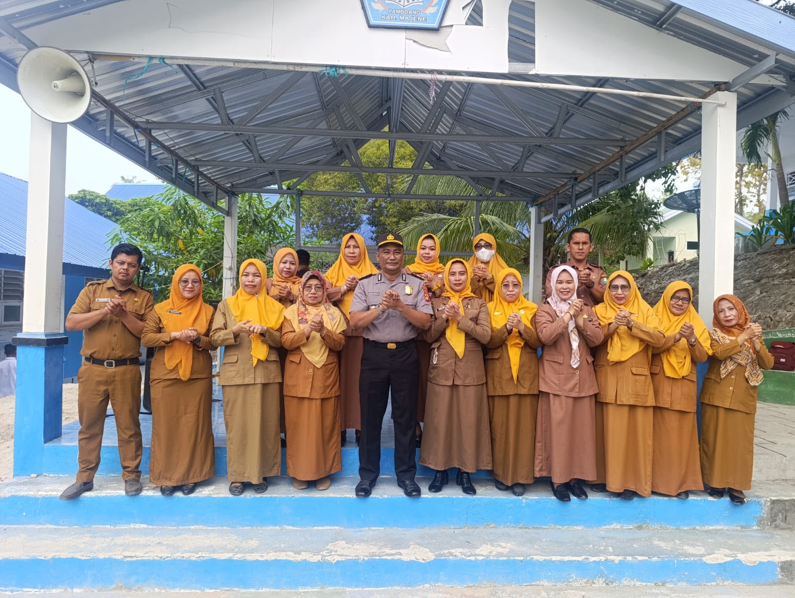 Polisi Peduli Pendidikan, Kapolsek Pamboang Sambangi SMP Negeri 3 Pamboang, Ajak Pelajar Tertib Berlalu Lintas dan Jauhi Narkoba