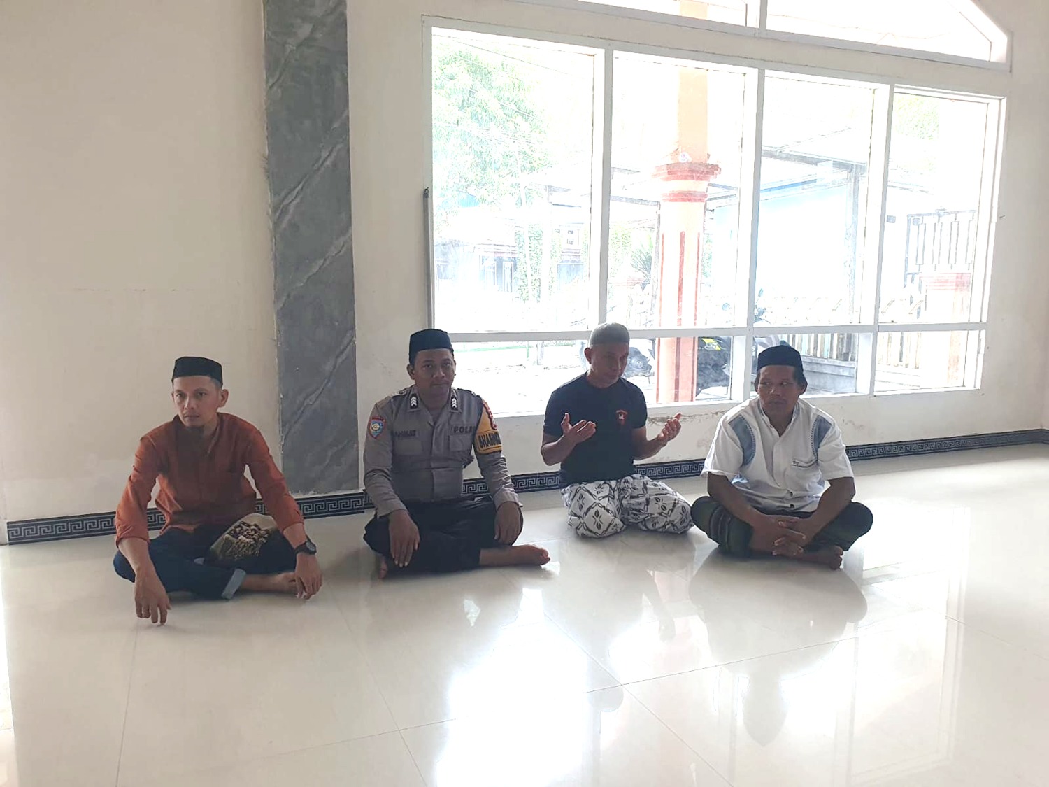 Polsek Sendana Pererat Silaturahmi dengan Masyarakat, Ajak Makmurkan Masjid dan Jaga Kamtibmas