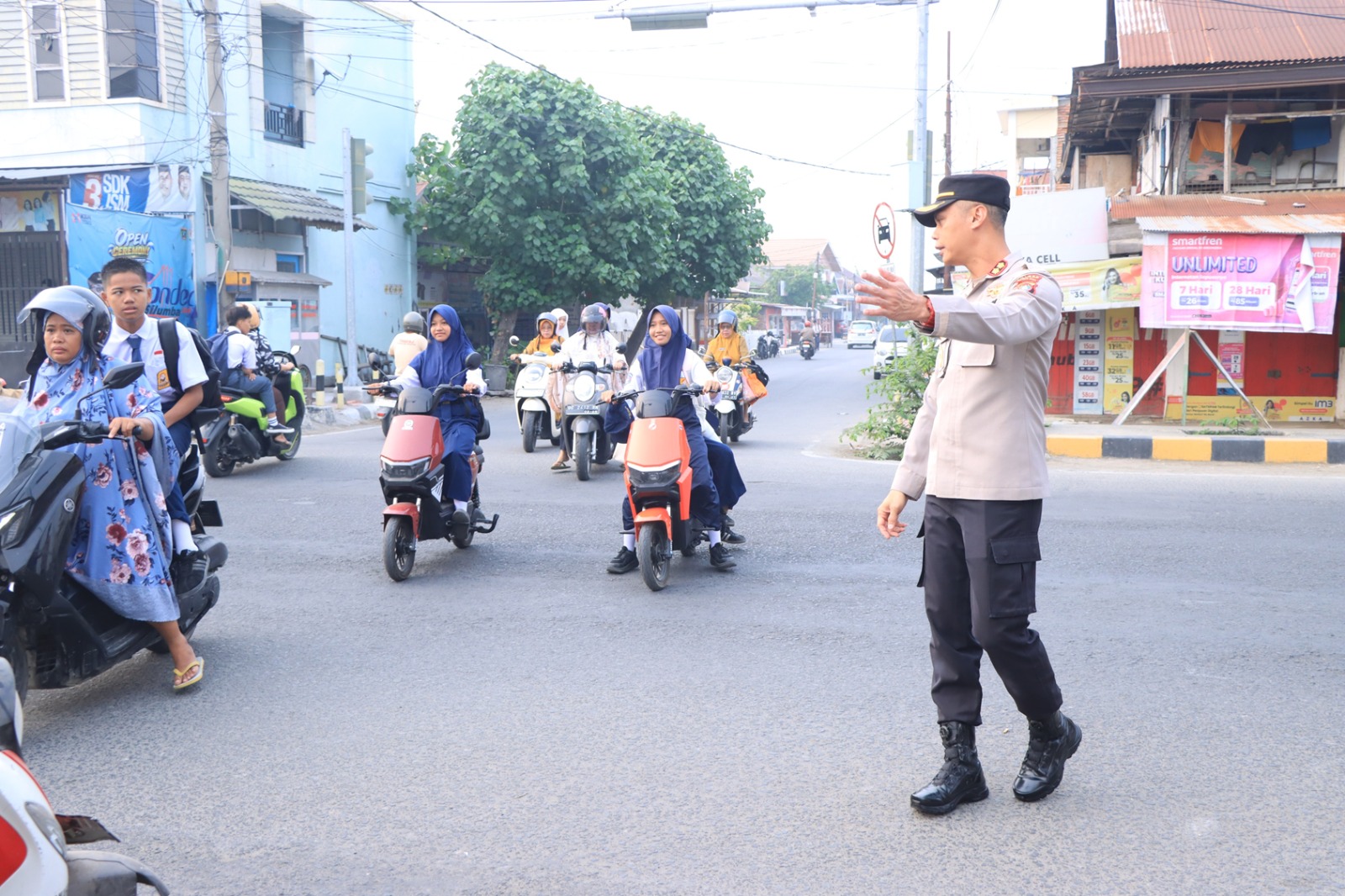 Commander Wish Pagi, Kapolres Majene Turun Langsung Atur Lalu Lintas, Pastikan Aktivitas Warga Lancar