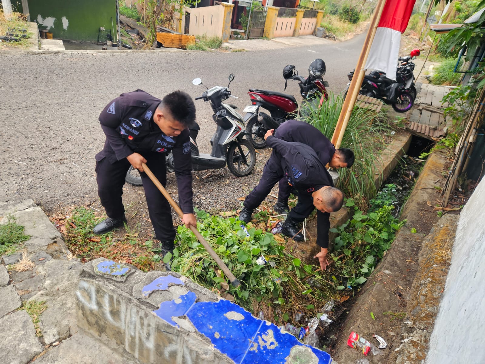 Peduli Lingkungan, Personel Brimob Bersihkan Area Masjid Darul Hadist Guppi di Parepare