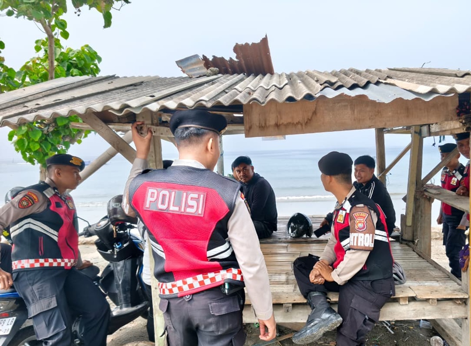 Patroli Dialogis Pagi Hari, Samapta Polres Majene Sambangi Pangkalan Ojek dan Kumpulan Warga