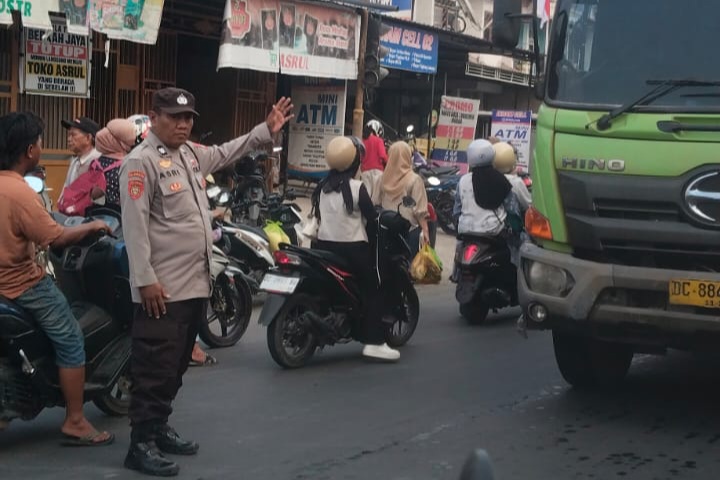 Polsek Campalagian Berikan Pelayanan Pagi, Aktivitas Masyarakat di Pasar Berjalan Lancar