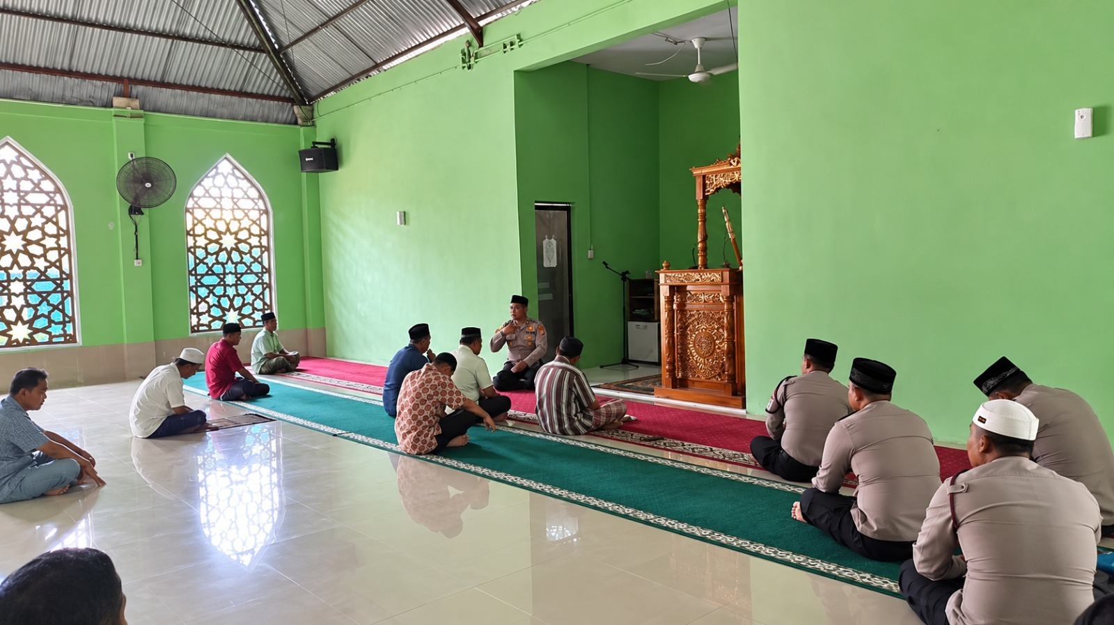 Melalui Program Dimtaq, Samapta Polres Majene Pererat Silaturahmi dengan Jamaah Masjid 