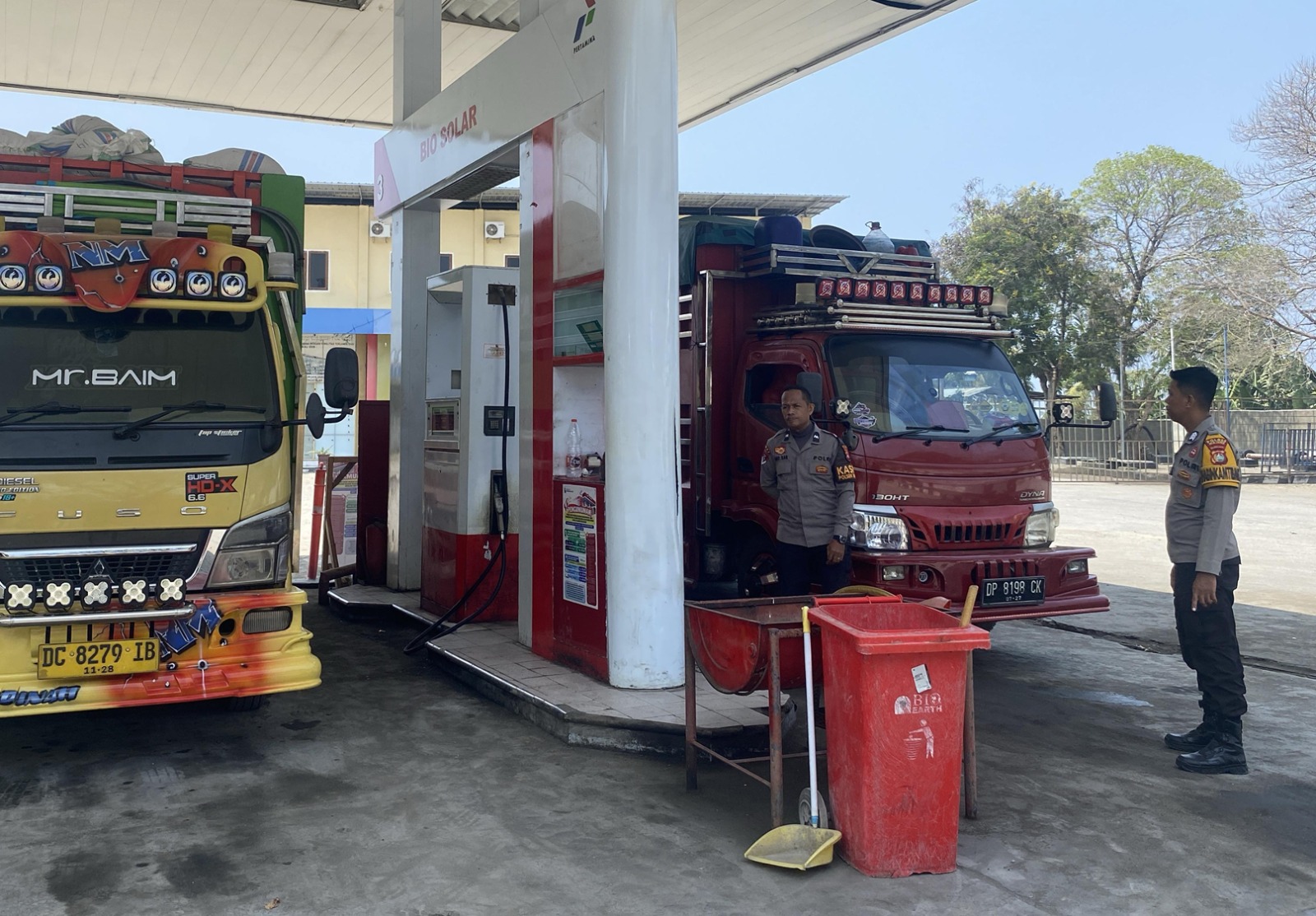Patroli Polsek Banggae Sisir SPBU dan Lapak Pinggir Jalan, Ajak Warga Jaga Kamtibmas