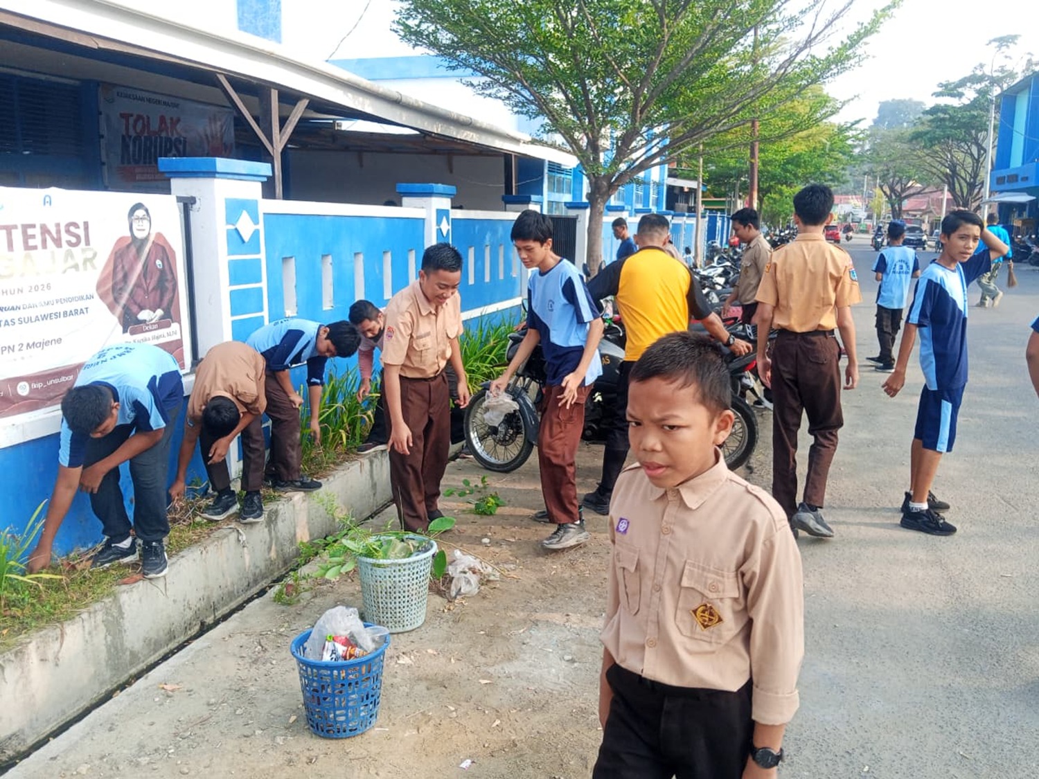 Green Policing, Bhabinkamtibmas Polsek Banggae Ajak Siswa SMPN 2 Majene Peduli Lingkungan
