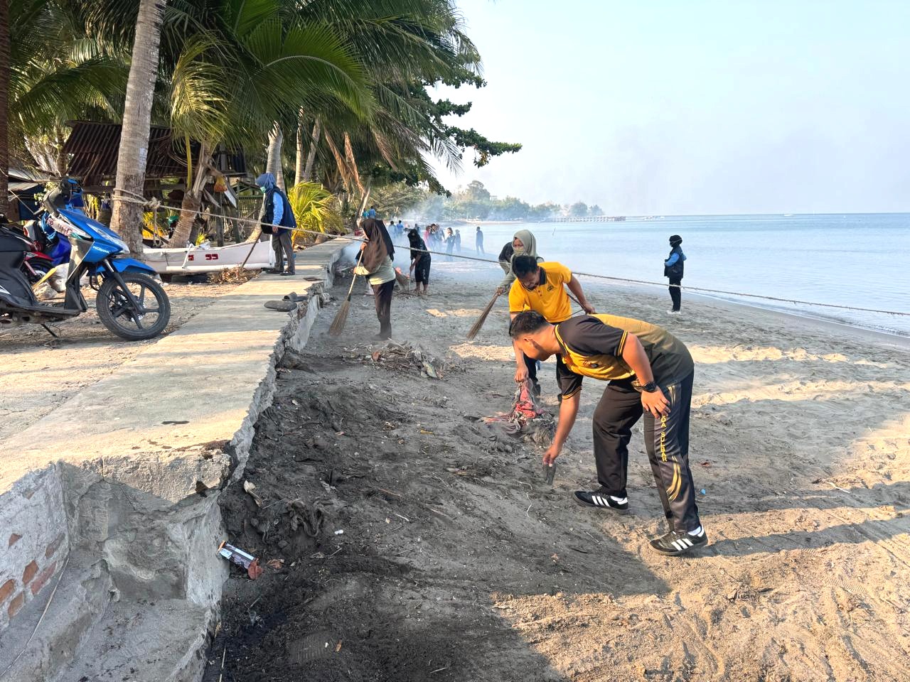 Gotong Royong Bersihkan Pantai Lalampanua Bertajuk Green Policing, Polsek Pamboang Ajak Warga Peduli Lingkungan