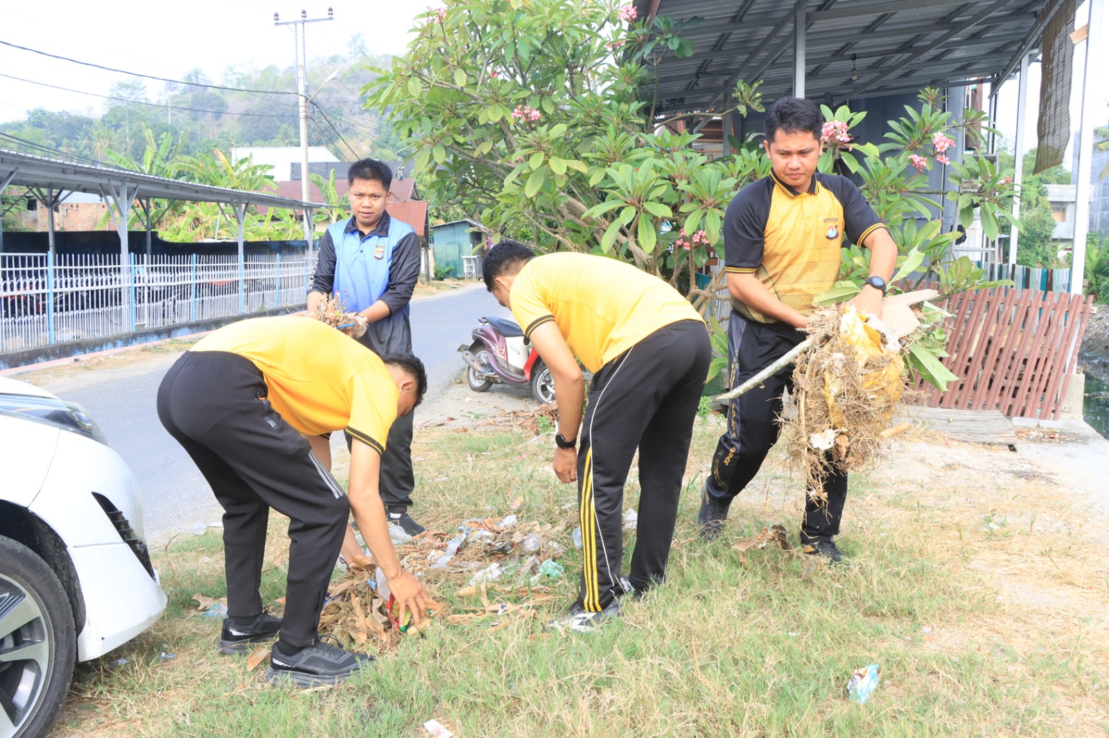 Polres Majene Ajak Warga Pakkola Jaga Kebersihan Bantaran Sungai Saleppa Lewat Green Policing
