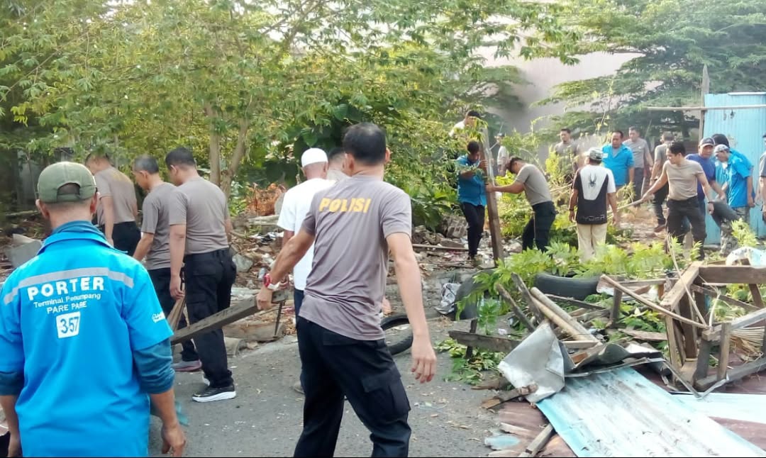 Polsek Ujung Libatkan Personil Lakukan Karya Bakti Bersihkan Lingkungan