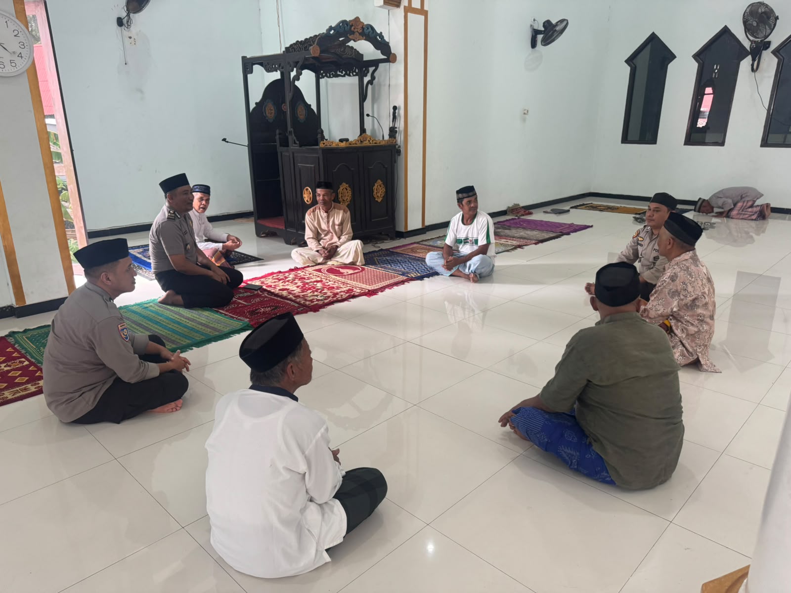Jumat Keliling di Masjid Raodhatus Salihin, Kapolsek Pamboang Tampung Aspirasi Warga dan Siap Tingkatkan Patroli Kamtibmas