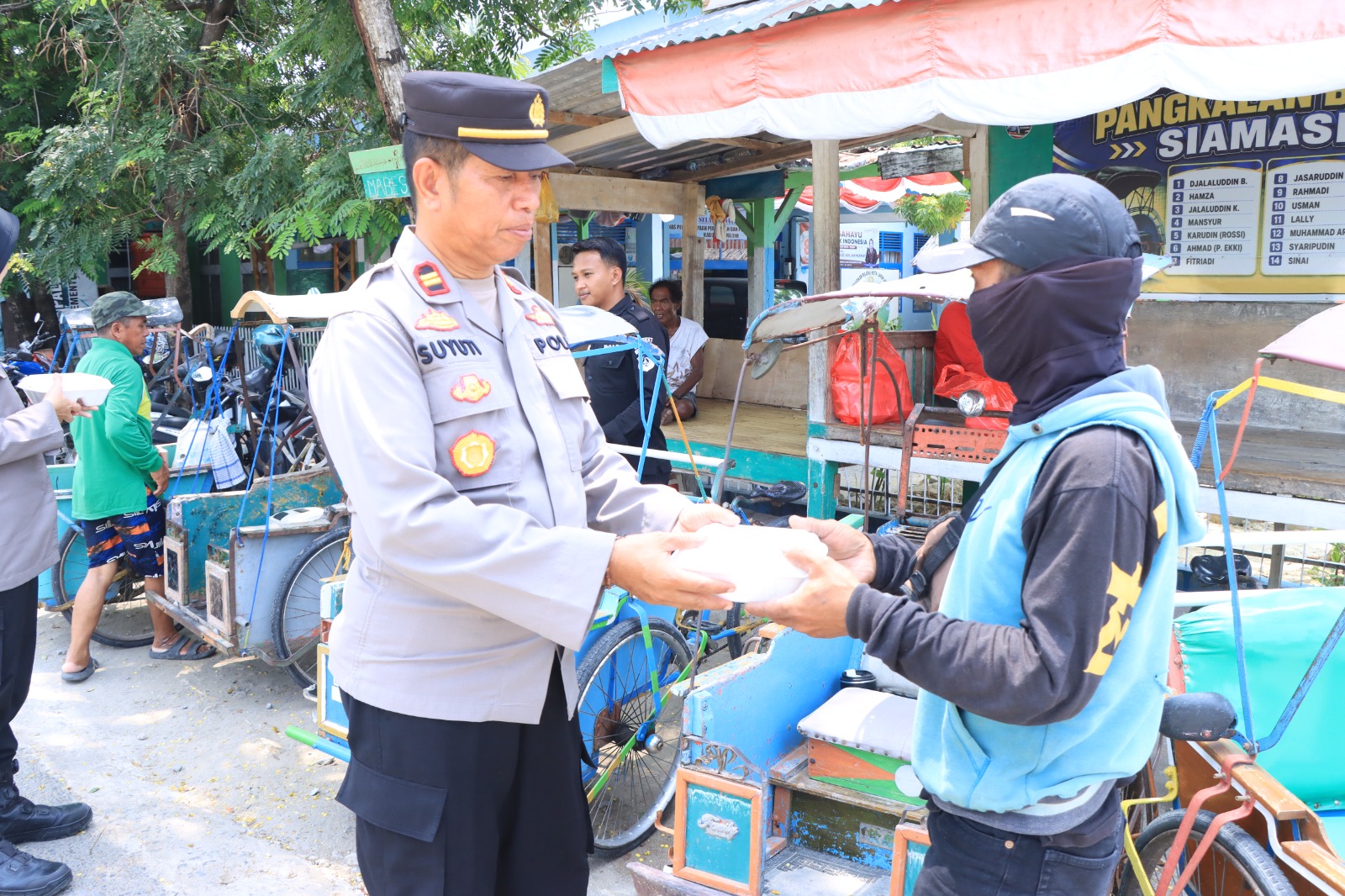 Peringati HUT Humas Polri ke-75, Humas Polres Majene Berbagi Berkah dengan Tukang Becak