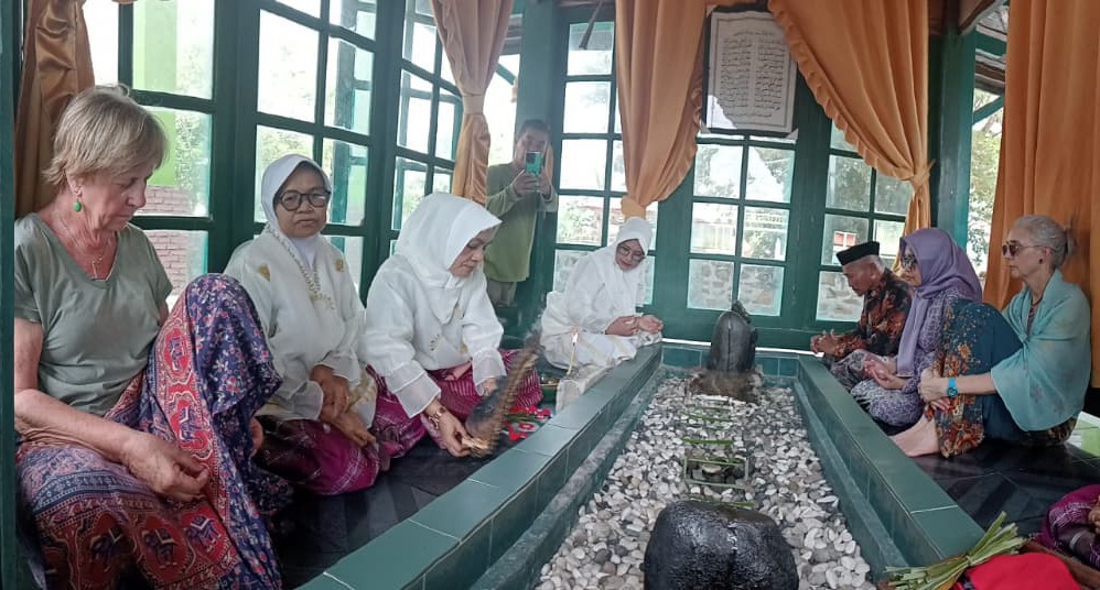 Wisata Religi ke Luwu Utara, Dua WNA Australia Kunjungi Makam Datuk Pattimang di Malangke